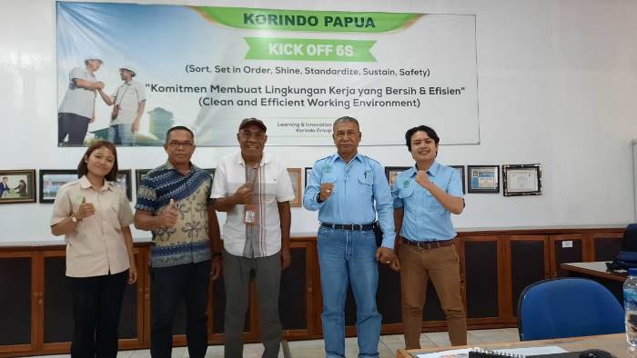 Foto bersama usai pertemuan di Kantor Korindo Cabang Merauke – Surya Papua/Yulianus Bwariat