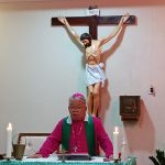 Uskup Agung Merauke, Petrus Canisius Mandagi, MSC sedang memimpin ibadah misa – Surya Papua/Yulianus Bwariat