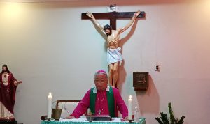 Uskup Agung Merauke, Petrus Canisius Mandagi, MSC sedang memimpin ibadah misa – Surya Papua/Yulianus Bwariat