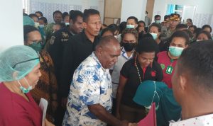 Bupati Merauke, Romanus Mbaraka ketika bersalaman dengan nakes dan karyawan RSUD usai pertemuan – Surya Papua/Frans Kobun
