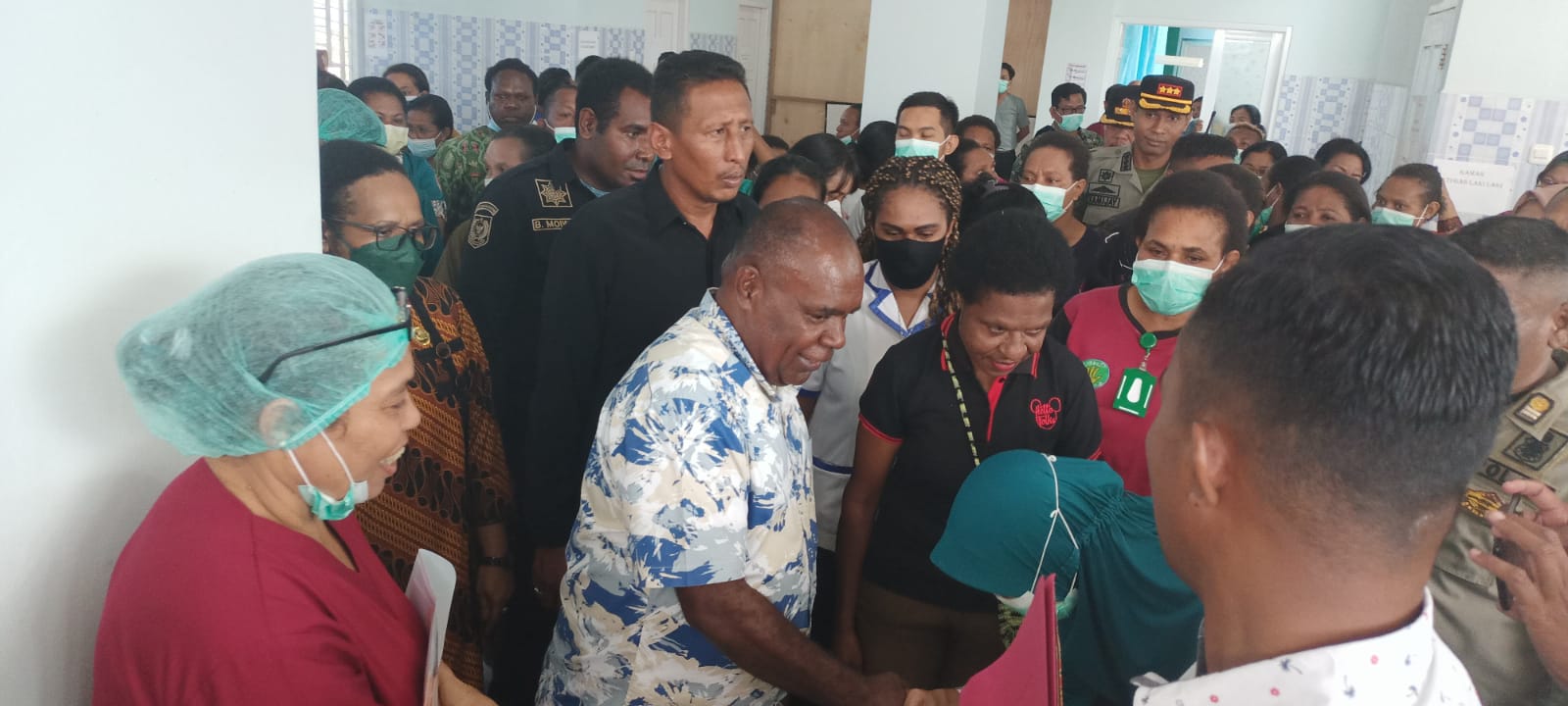 Bupati Merauke, Romanus Mbaraka ketika bersalaman dengan nakes dan karyawan RSUD usai pertemuan – Surya Papua/Frans Kobun