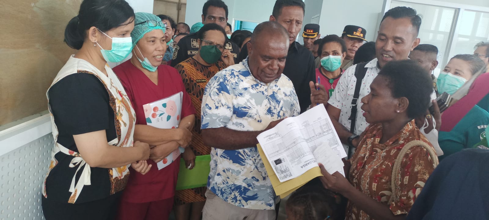 Salah seorang karyawan RSUD Merauke sedang menyerahkan berkasnya kepada Bupati Merauke, Romanus Mbaraka – Surya Papua/Frans Kobun