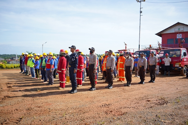 Karyawan TSE Group dan Korindo Papia sedang apel bersama – Surya Papua/IST