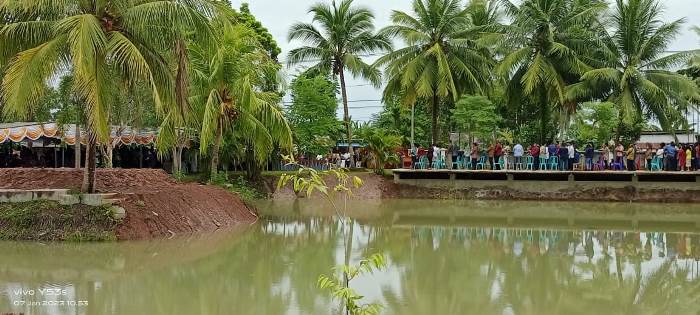 Salah satu kolam milik Romanus Mbaraka di areal kebunnya – Surya Papua/Frans Kobun