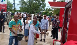 Pastor Kaetanus Tarong, MSC sedang memberiati persashop milik Romanus Mbaraka – Surya Papua/Frans Kobun