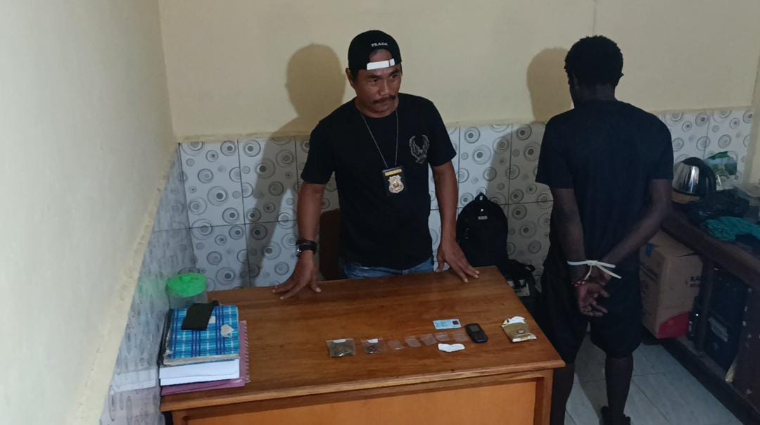 Pelaku ganja yang diamankan polisi untuk menjalani proses hukum lebih lanjut – Surya Papua/Yulianus Bwariat