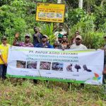Masyarakat bersama pihak perusahan sedang memasang papan himbauan – Surya Papua/IST