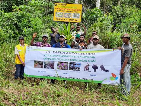 Masyarakat bersama pihak perusahan sedang memasang papan himbauan – Surya Papua/IST