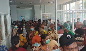 Nakes dan karyawan di RSUD Merauke usai melakukan pertemuan bersama Bupati Merauke, Romanus Mbaraka – Surya Papua/Frans Kobun