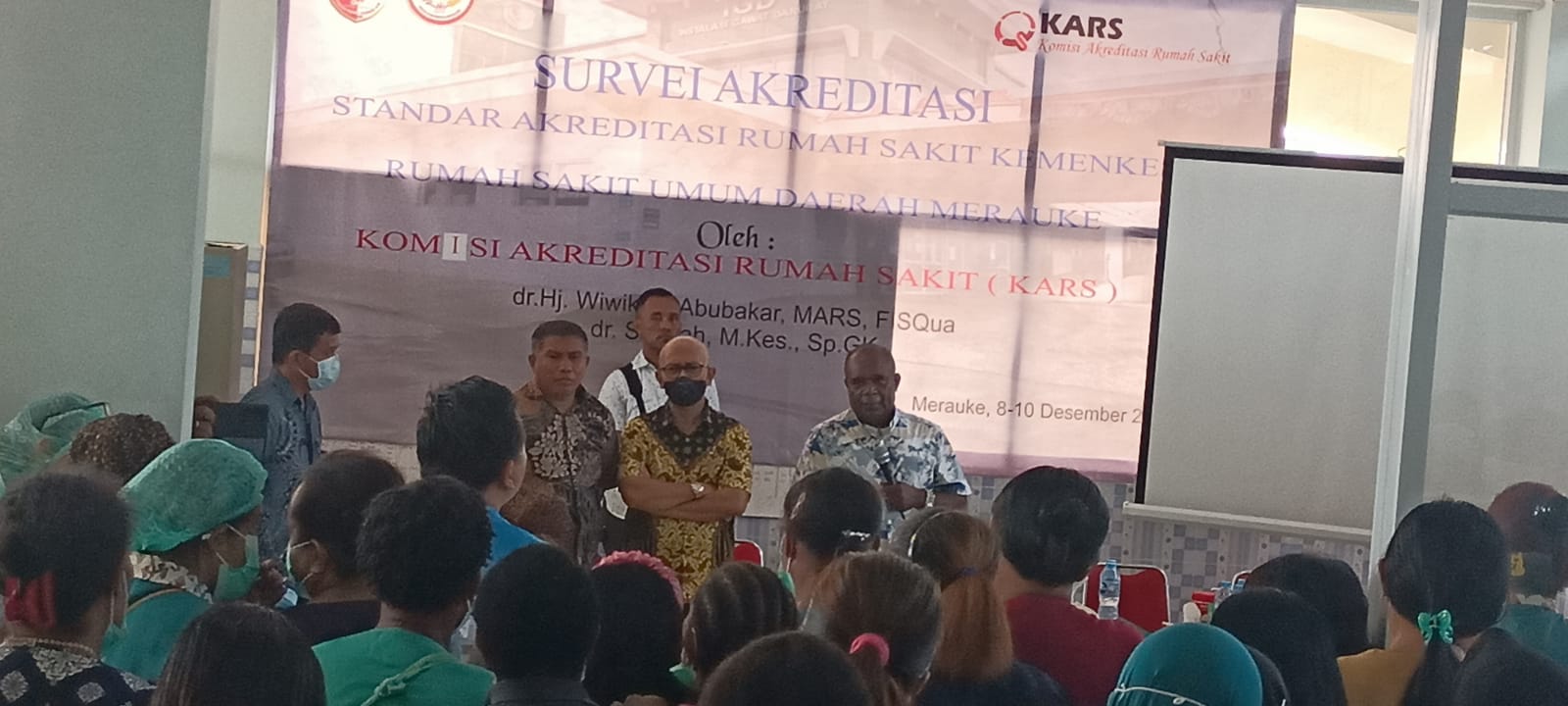 Bupati Merauke, Romanus Mbaraka sedang mendengar sejumlah keluhan dari nakes – Surya Papua/Frans Kobun