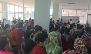 Ratusan nakes dan karyawan di RSUD Merauke saat sedang mendengar arahan Bupati Merauke, Romanus Mbaraka – Surya Papua/Frans Kobun