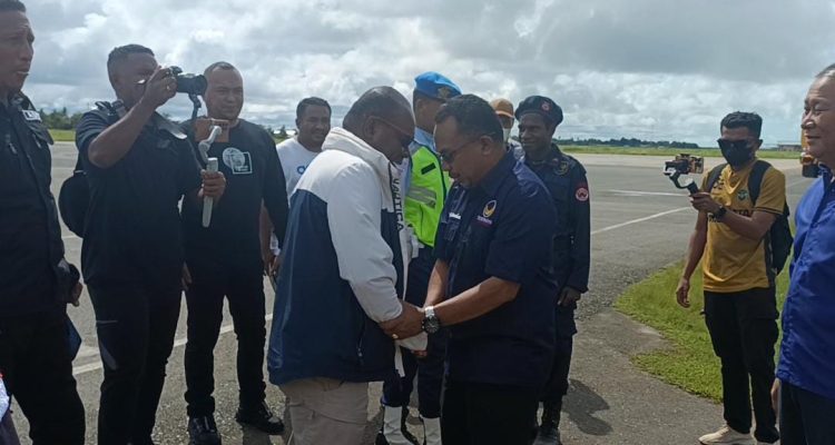 Ketua Dewan Pimpinan Wilayah (DPW) Partai Nasdem Provinsi Papua Selatan, Romanus Mbaraka sedang bersalaman dengan Benjamin Latumahina (Sekretaris DPW) – Surya Papua/Yulianus Bwariat