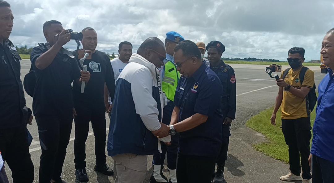 Ketua Dewan Pimpinan Wilayah (DPW) Partai Nasdem Provinsi Papua Selatan, Romanus Mbaraka sedang bersalaman dengan Benjamin Latumahina (Sekretaris DPW) – Surya Papua/Yulianus Bwariat