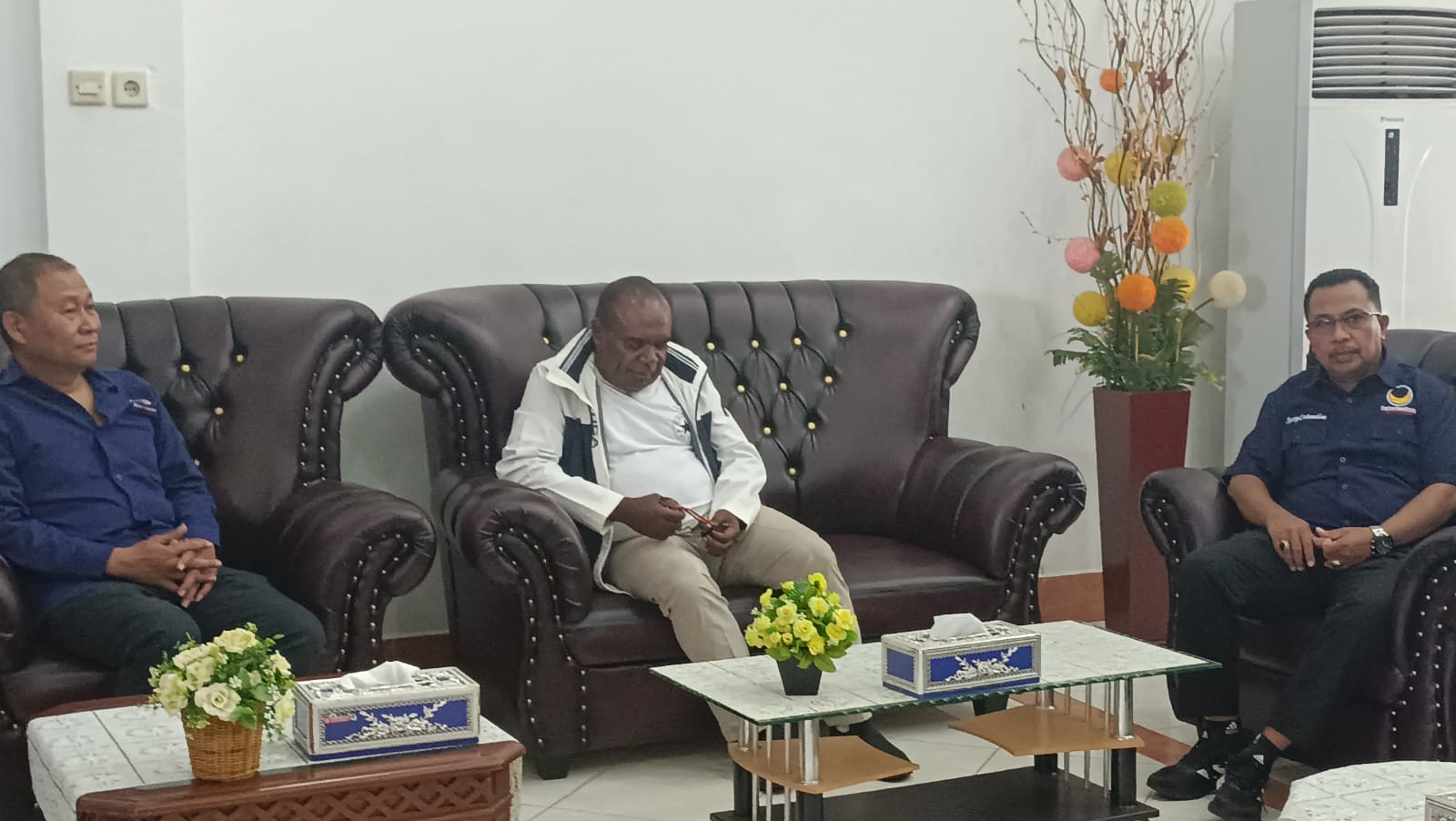 Ketua DPW Partai Nasdem Provinsi Papua Selatan, Romanus Mbaraka bersama Benjamin Latumahina (sekretaris) serta  Steven Abrahan (bendahara) di ruangan VIP Bandara Mopah – Surya Papua/Yulianus Bwariat