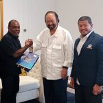 Romanus Mbaraka sedang bersalaman dengan Ketua Umum Partai Nasdem, Surya Paloh – Surya Papua/IST