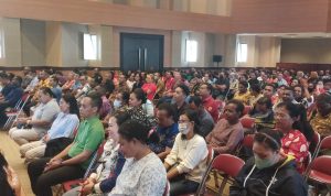 Ratusan ASN Katolik di lingkungan Pemkab Merauke sedang mengikuti perayaan misa – Surya Papua/Frans Kobun