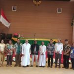 Ketua Ikatan ASN Katolik Kabupaten Merauke, Yoseph Gebze (kiri luar) bersama Bupati Merauke serta pastor dan pejabat sedang foto bersama – Surya Papua/Frans Kobun