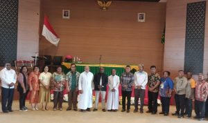 Ketua Ikatan ASN Katolik Kabupaten Merauke, Yoseph Gebze (kiri luar) bersama Bupati Merauke serta pastor dan pejabat sedang foto bersama – Surya Papua/Frans Kobun