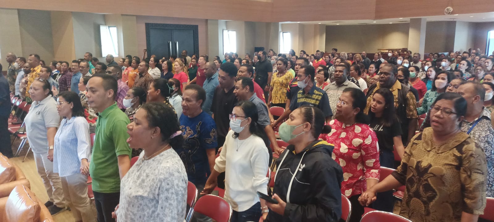 ASN Katolik sedang menyanyikan salah satu lagu rohani sambil berpegangan tangan bersama – Surya Papua/Frans Kobun