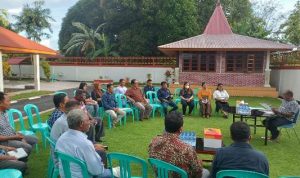 Ketua DPW Partai Nasdem Provinsi Papua Selatan, Romanus Mbaraka sedang memimpin pertemuan perdana bersama pengurus – Surya Papua/Yulianus Bwariat