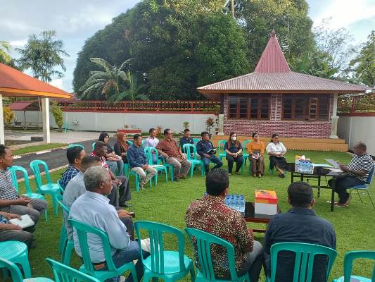 Ketua DPW Partai Nasdem Provinsi Papua Selatan, Romanus Mbaraka sedang memimpin pertemuan perdana bersama pengurus – Surya Papua/Yulianus Bwariat