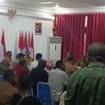 Penjabat Gubernur Papua Selatan, Apolo Safanpo sedang memimpin rapat – Surya Papua/Yulianus Bwariat
