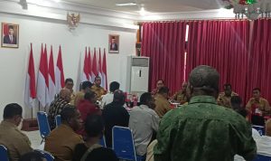 Penjabat Gubernur Papua Selatan, Apolo Safanpo sedang memimpin rapat – Surya Papua/Yulianus Bwariat