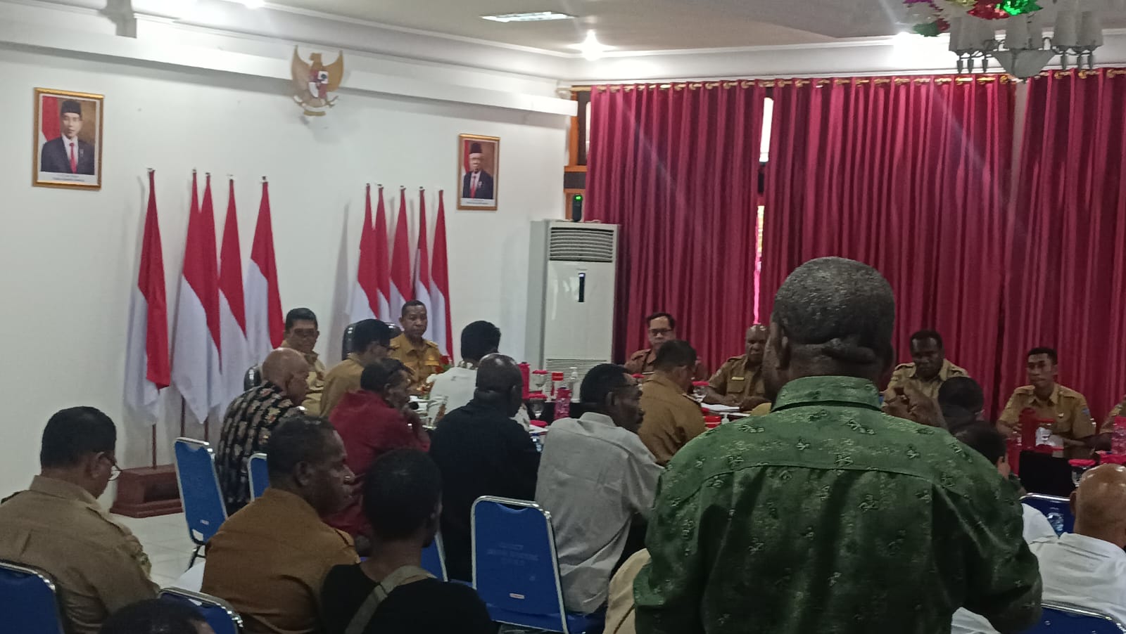 Penjabat Gubernur Papua Selatan, Apolo Safanpo sedang memimpin rapat – Surya Papua/Yulianus Bwariat