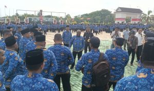 Bupati Merauke, Romanus Mbaraka sedang berdiskusi dengan sejumlah ASN usai apel Korpri tadi pagi – Surya Papua/Frans Kobun