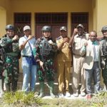 Satgas Yonif 600 Modang foto bersama Kepala Distrik Suru-Suru dan sejumlah warga – Surya Papua/IST