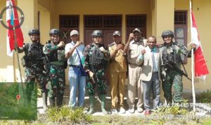 Satgas Yonif 600 Modang foto bersama Kepala Distrik Suru-Suru dan sejumlah warga – Surya Papua/IST