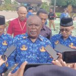Bupati Merauke, Romanus Mbaraka sedang memberikan keterangan pers kepada sejumlah wartawan – Surya Papua/Frans Kobun
