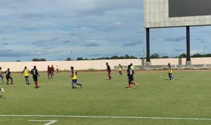 Laga pertandingan dua tim di Stadion Katalpal mengawali turnamen sepak bola antar kelurahan – Surya Papua/Hendrik Resi