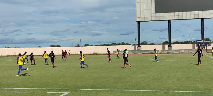 Laga pertandingan dua tim di Stadion Katalpal mengawali turnamen sepak bola antar kelurahan – Surya Papua/Hendrik Resi