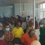 Tenaga kesehatan dan karyawan di RSUD Merauke usai berdialog dengan Bupati Merauke, Romanus Mbaraka- Surya Papua/Frans Kobun