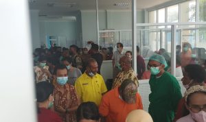 Tenaga kesehatan dan karyawan di RSUD Merauke usai berdialog dengan Bupati Merauke, Romanus Mbaraka- Surya Papua/Frans Kobun