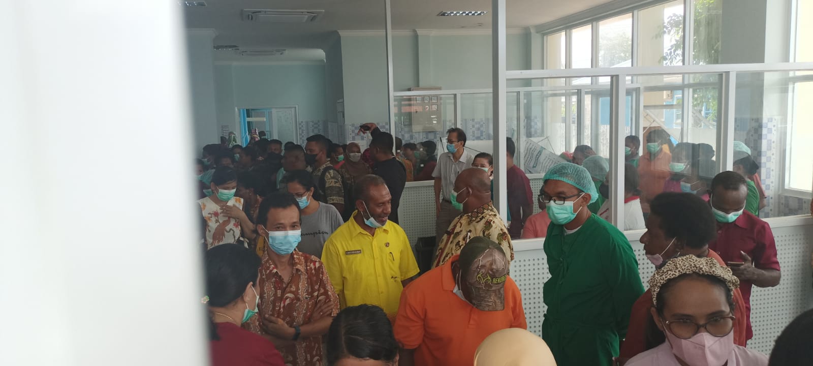 Tenaga kesehatan dan karyawan di RSUD Merauke usai berdialog dengan Bupati Merauke, Romanus Mbaraka- Surya Papua/Frans Kobun