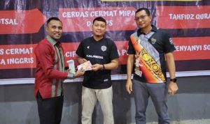 Bupati Merauke, Romanus Mbaraka melalui sekretrais pribadinya, Corneles M Upessy didampingi Kepala Dinas Pemuda dan Olahraga, Mike Walinaulik sedang menyerahkan dana senilai Rp 30 juta kepada pengurus Yayasan Muhammadiyah - Surya Papua/Frans Kobun