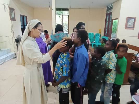 Salah seorang anak kecil menerima abu   dalam perayaan ekaristi Rabu Abu di Gereja Katolik Santa Theresia Buti – Surya Papua/Frans Kobun