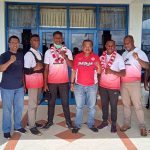 Foto bersama para atlet yang memboyong medali emas, perak dan perunggu – Surya Papua/Yulianus Bwariat