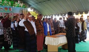 Ketua Flobamora Kabupaten Merauke, Arnoldus Moda melantik pengurus IKPF kemarin – Surya Papua/Yulianus Bwariat
