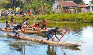 Lomba dayung tradisional yang berlangsung di lokasi pemancingan Gudang Arang – Surya Papua/Hendrik Resi