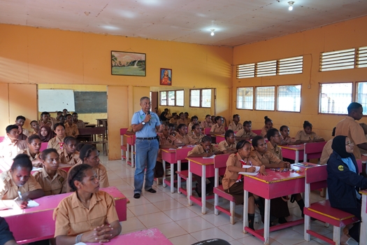 Materi edukasi yang diberikan perusahan kepada ratusan siswa-siswi – Surya Papua/IST