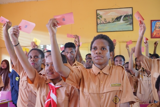 Antusias ratusan siswa-siswi dalam program TSE Group back to school – Surya Papua/IST