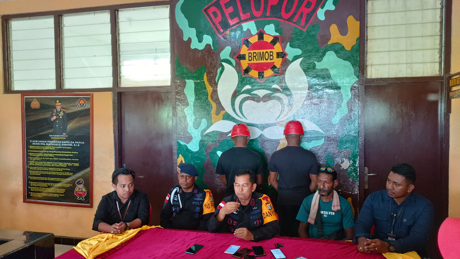 Komandan Yon D pelopor Sat Brimob Polda Papua Kompol Suparmin sedang berikan keterangan pers- Surya Papua/Yulianus Bwariat