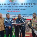 Bupati Merauke didampingi Muspida dan Ketua Koperasi Iska Bekai memukul tifa – Surya Papua/Yulianus Bwariat