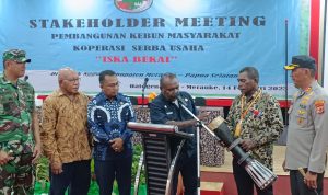 Bupati Merauke didampingi Muspida dan Ketua Koperasi Iska Bekai memukul tifa – Surya Papua/Yulianus Bwariat