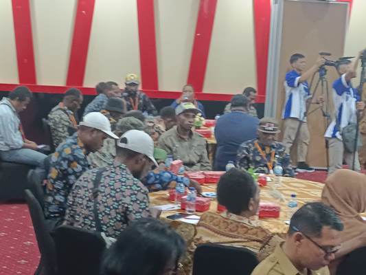 Masyarakat dari Ngguti yang mengikuti kegiatan di Halogen – Surya Papua/Frans Kobun