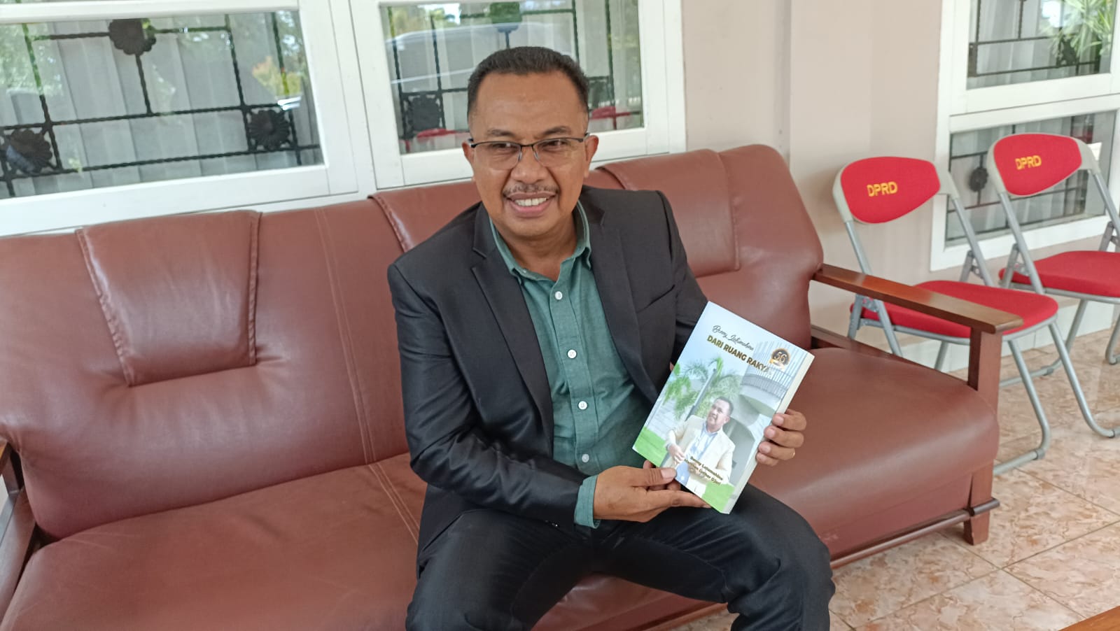 Ketua DPRD Merauke, Benjamin Latumahina sedang menunjuk buku hasil karyanya – Surya Papua/Yulianus Bwariat