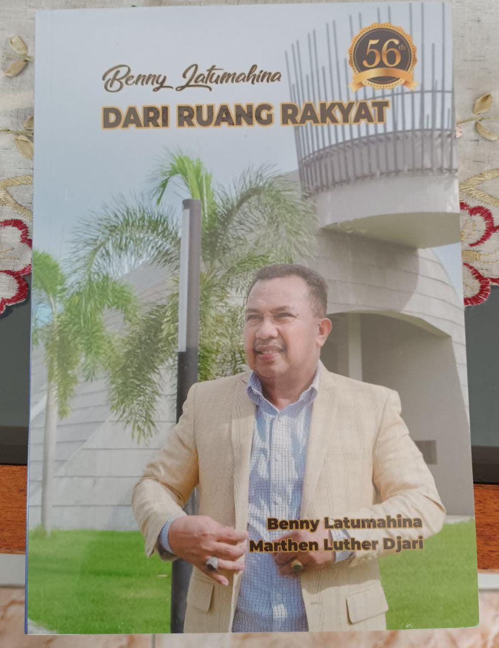 Cover depan buku ‘Dari Ruang Rakyat’ hasil karya Benjamin Latumahina, Ketua DPRD Kabupaten Merauke – Surya Papua/Yulianus Bwariat